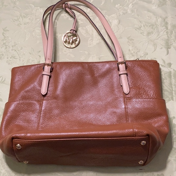 Michael Kors leather shoulder purse. Dark buckskin leather with tan straps - Picture 4 of 8